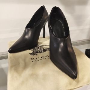 Burberry black Leather 4" pump size 38 Women 8